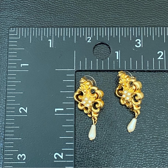 Vintage AVON Gold-tone Faux Pearl Teardrop Victorian Style Dangle Earrings - Picture 9 of 11